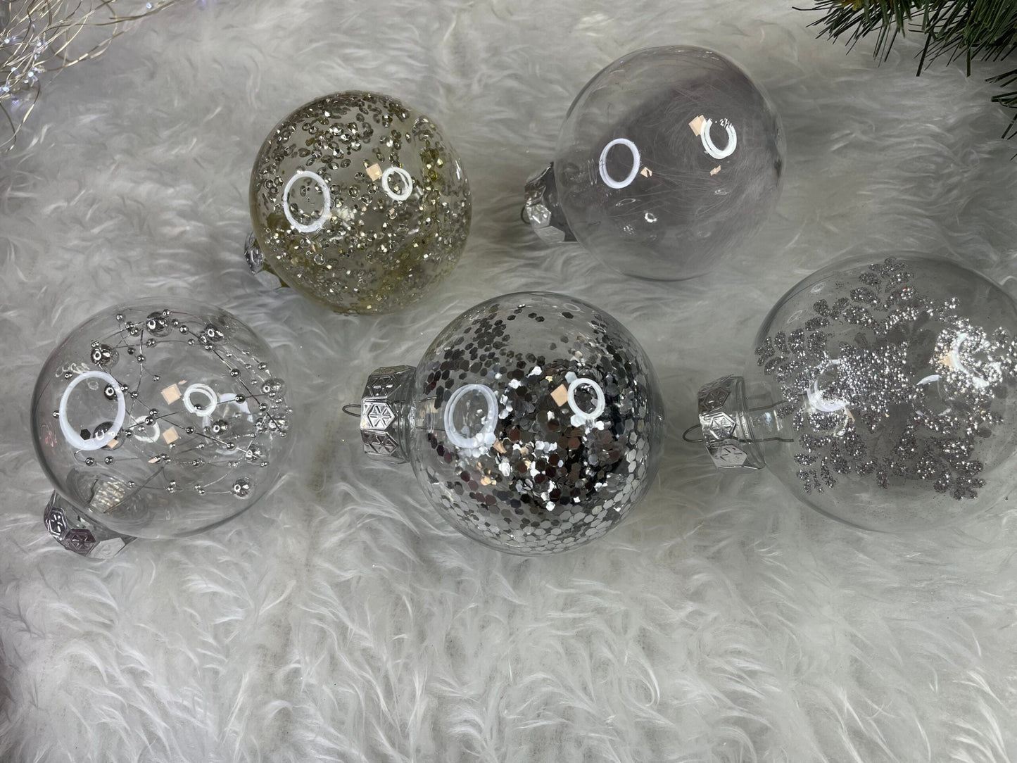 Set globuri de Craciun Inedit, 30 bucati, 7cm, transparente si argintiu