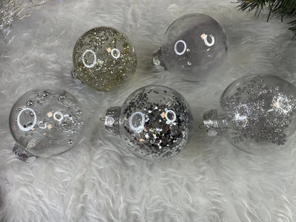 Set globuri de Craciun Inedit, 30 bucati, 7cm, transparente si argintiu