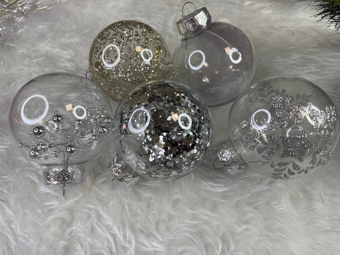 Set globuri de Craciun Inedit, 30 bucati, 7cm, transparente si argintiu