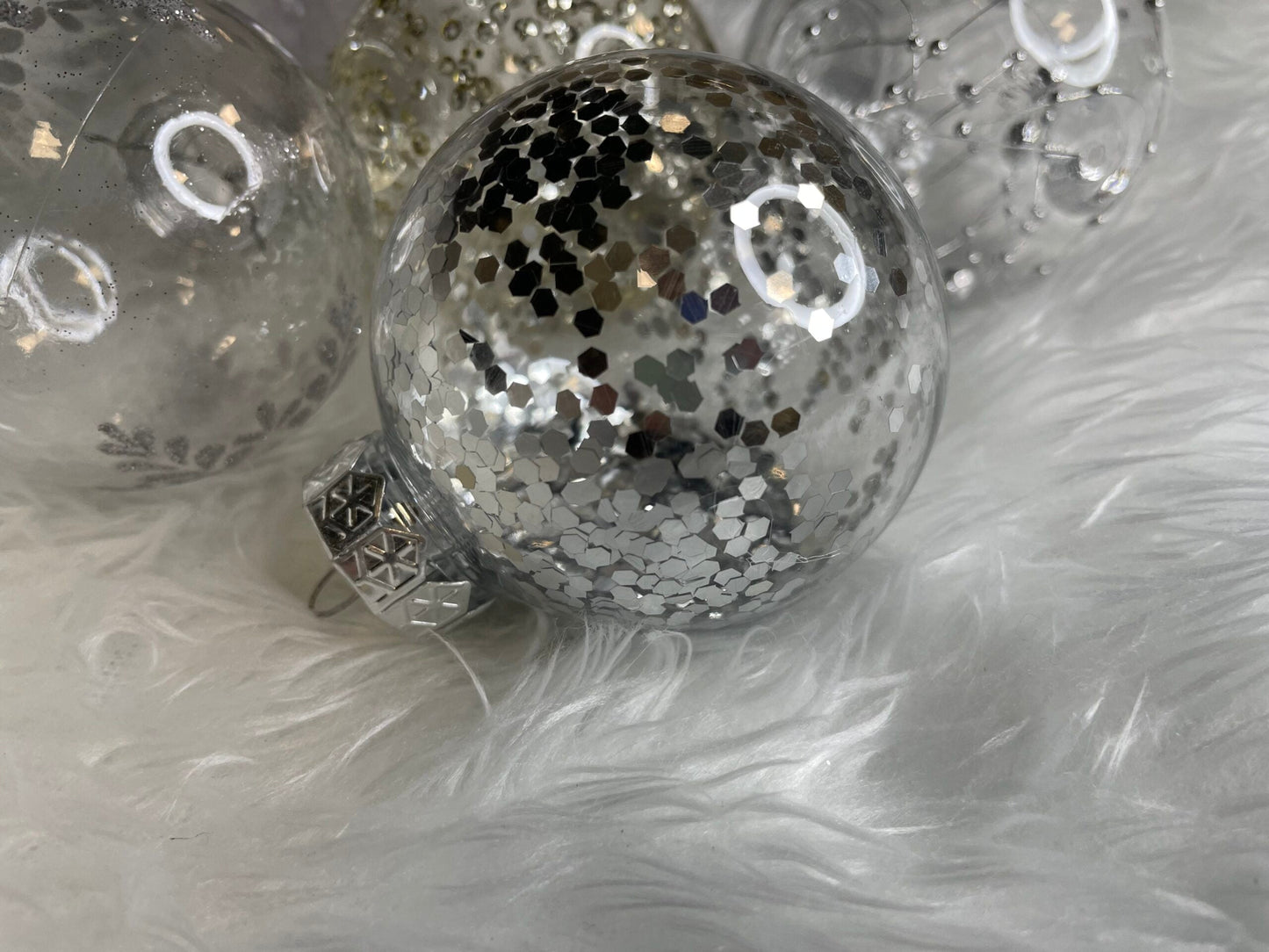 Set globuri de Craciun Inedit, 30 bucati, 7cm, transparente si argintiu