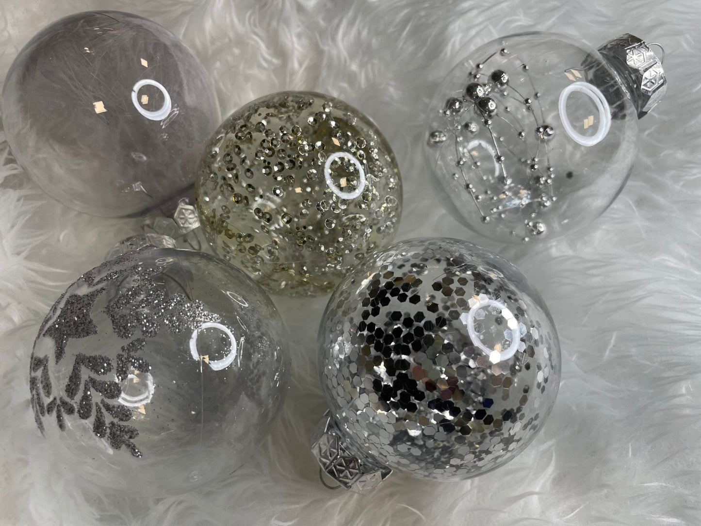 Set globuri de Craciun Inedit, 30 bucati, 7cm, transparente si argintiu