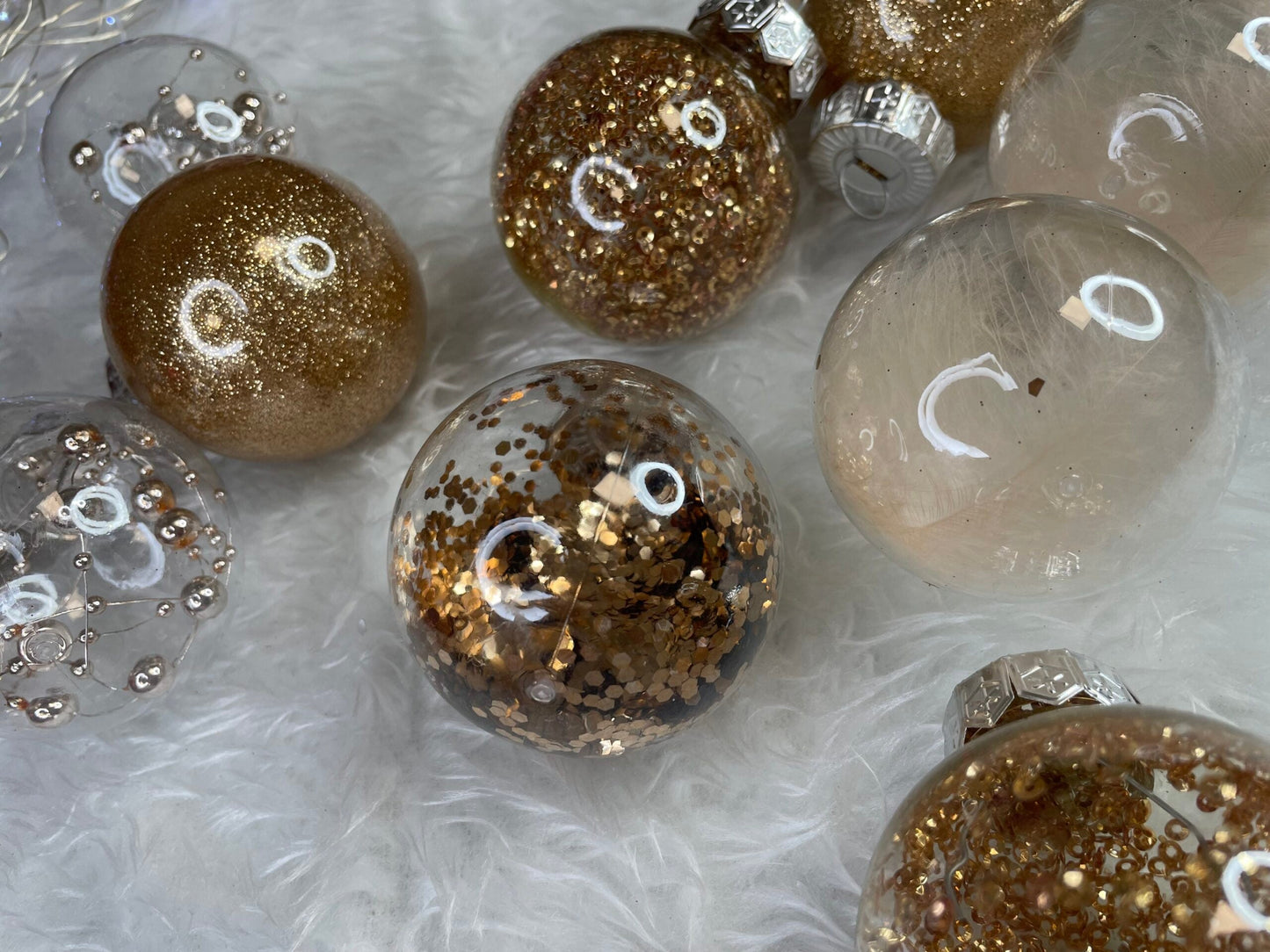 Set globuri de Craciun Inedit, 30 bucati, 6cm, transparente si auriu
