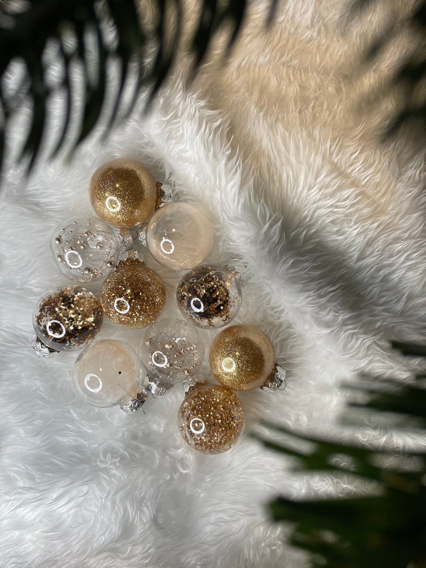 Set globuri de Craciun Inedit, 30 bucati, 6cm, transparente si auriu