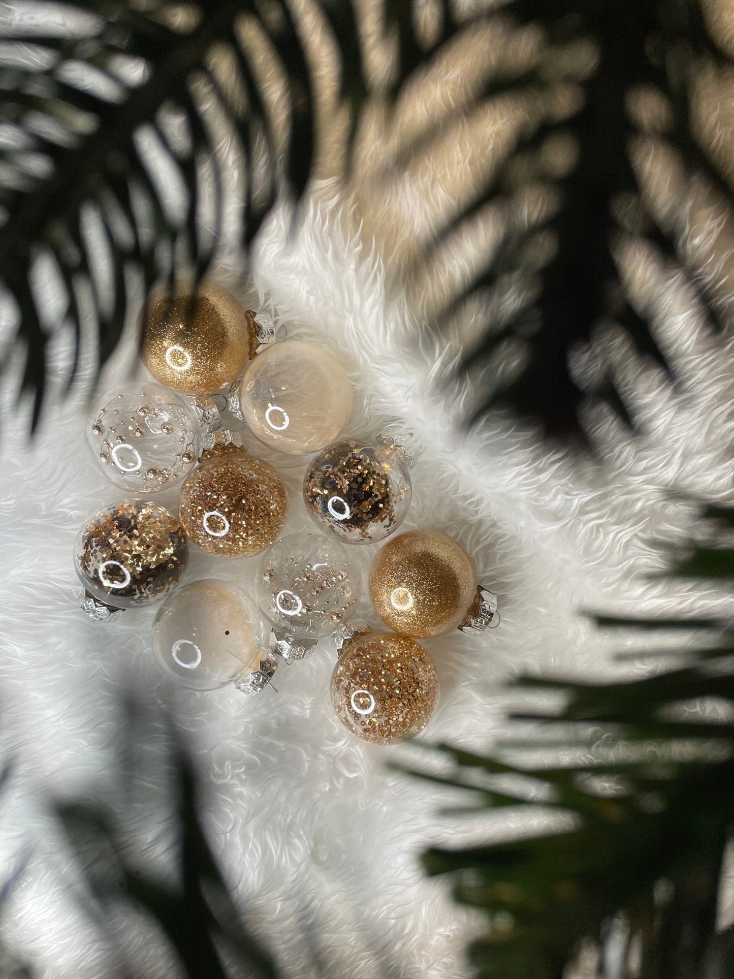 Set globuri de Craciun Inedit, 30 bucati, 6cm, transparente si auriu