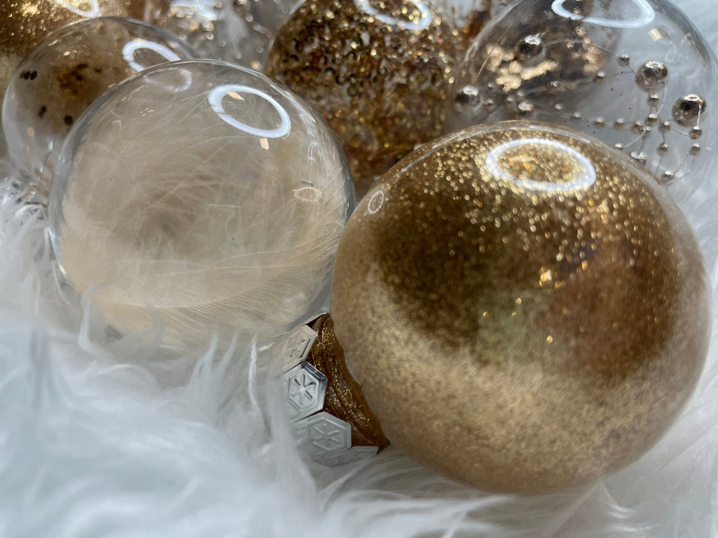 Set globuri de Craciun Inedit, 30 bucati, 6cm, transparente si auriu