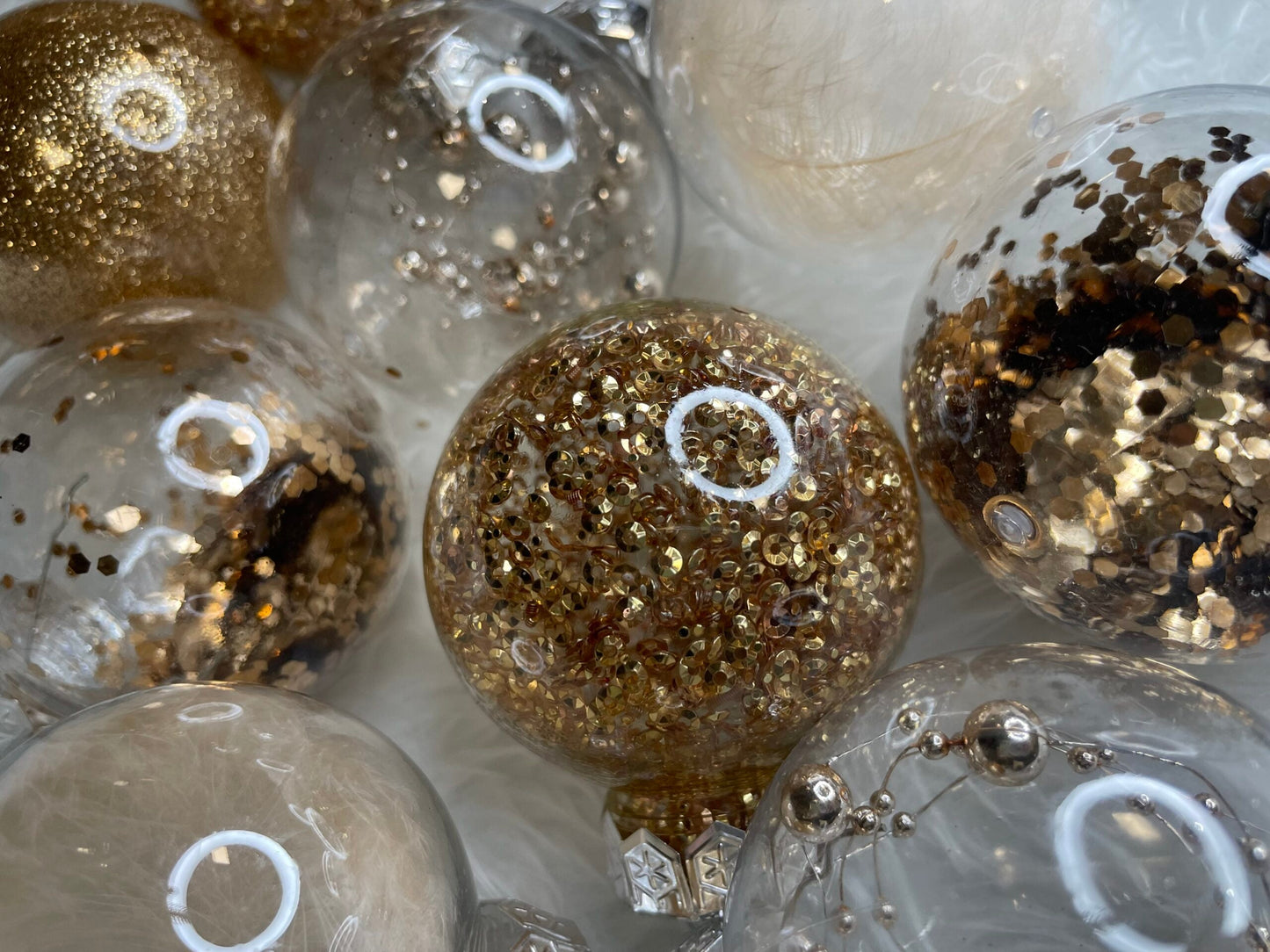 Set globuri de Craciun Inedit, 30 bucati, 6cm, transparente si auriu