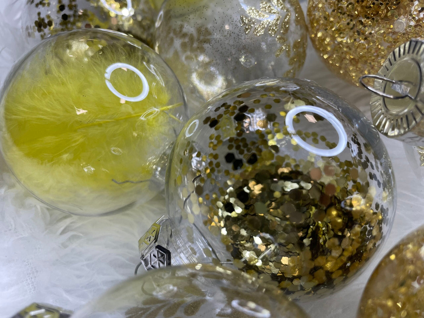 Set globuri de Craciun Inedit, 30 bucati, 7cm, transparente si auriu