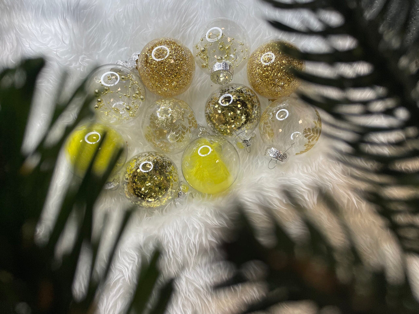 Set globuri de Craciun Inedit, 30 bucati, 7cm, transparente si auriu