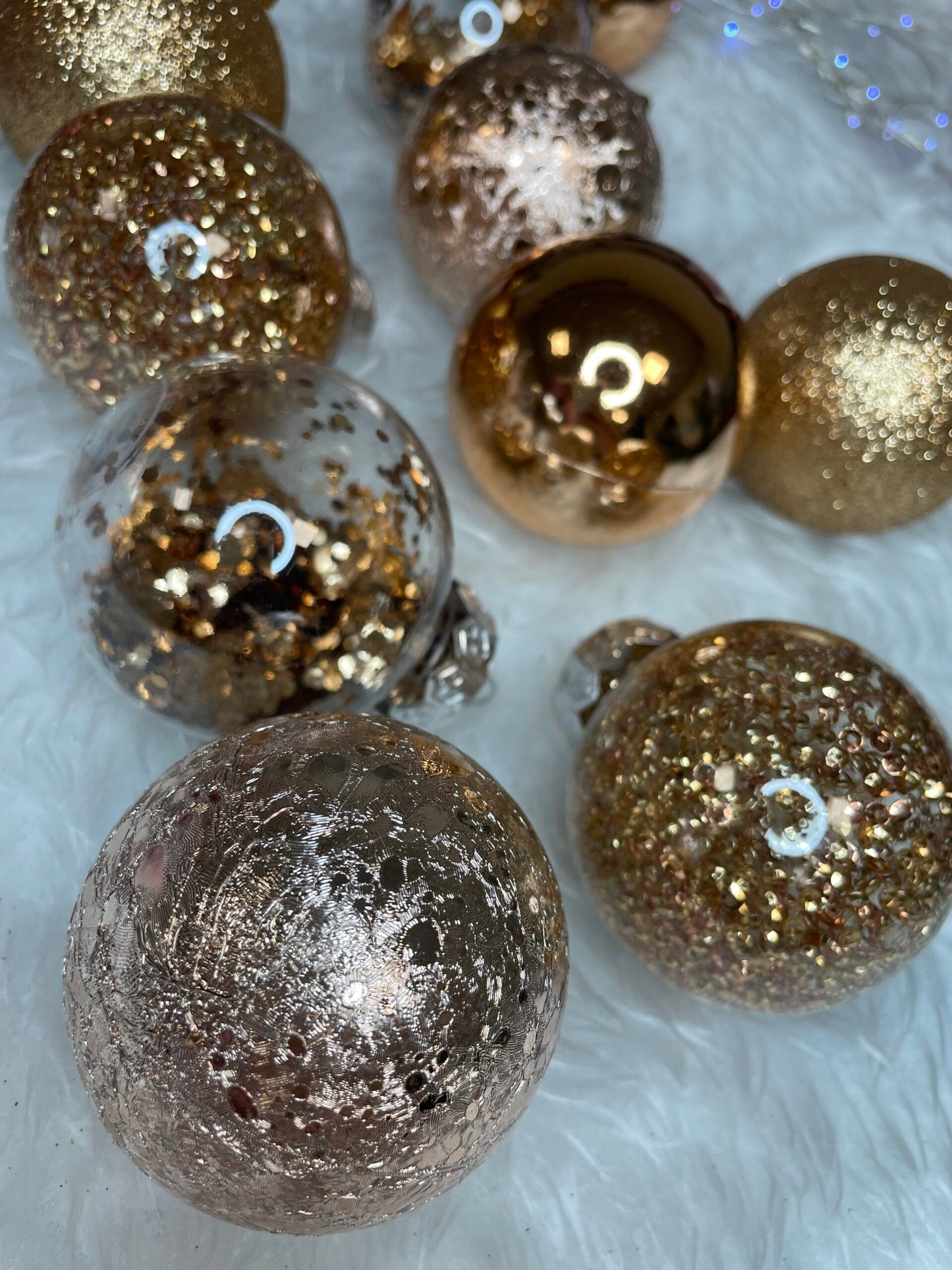 Set globuri de Craciun Inedit, 30 bucati, 6cm, transparente si aramiu