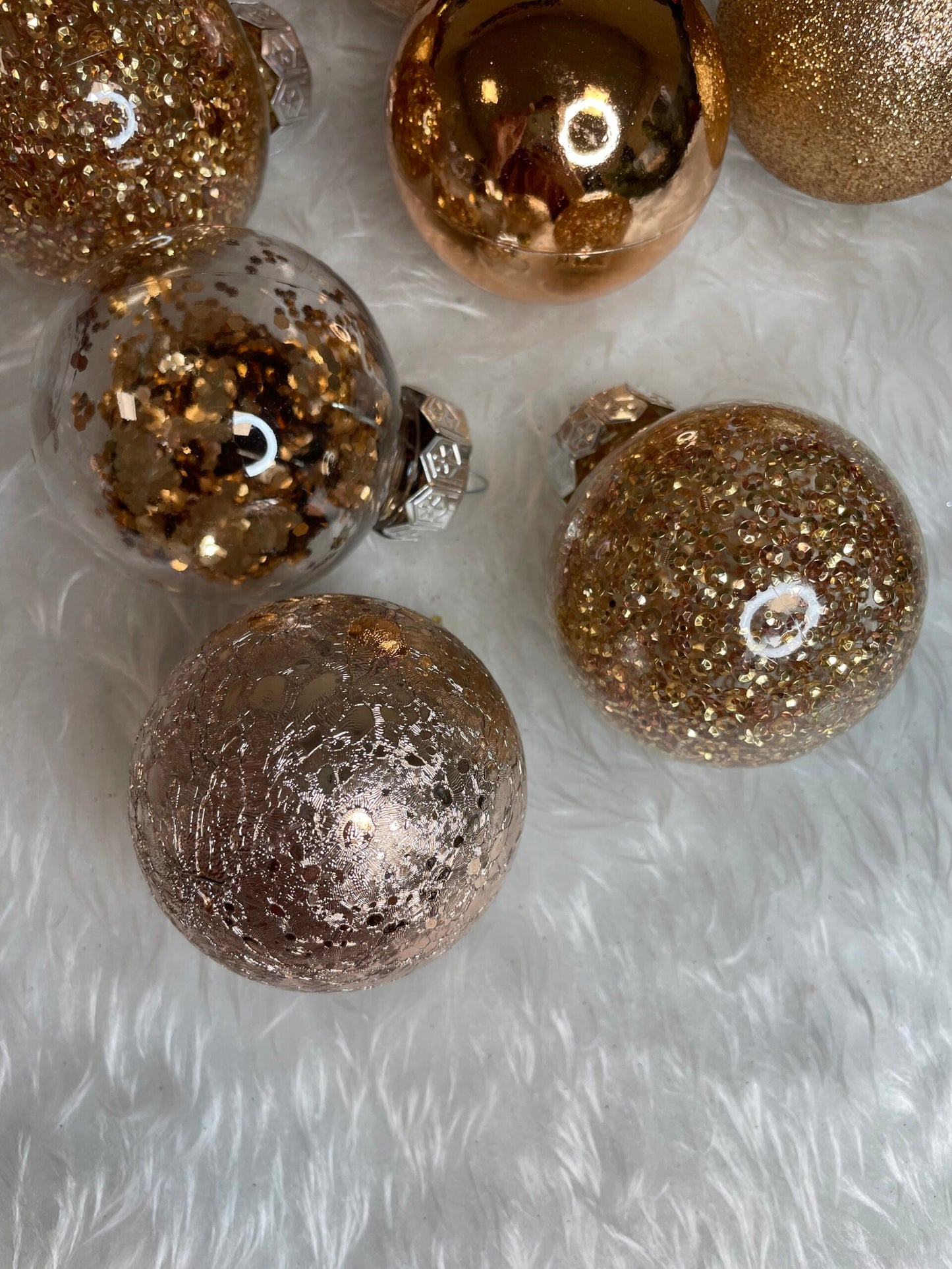 Set globuri de Craciun Inedit, 30 bucati, 6cm, transparente si aramiu