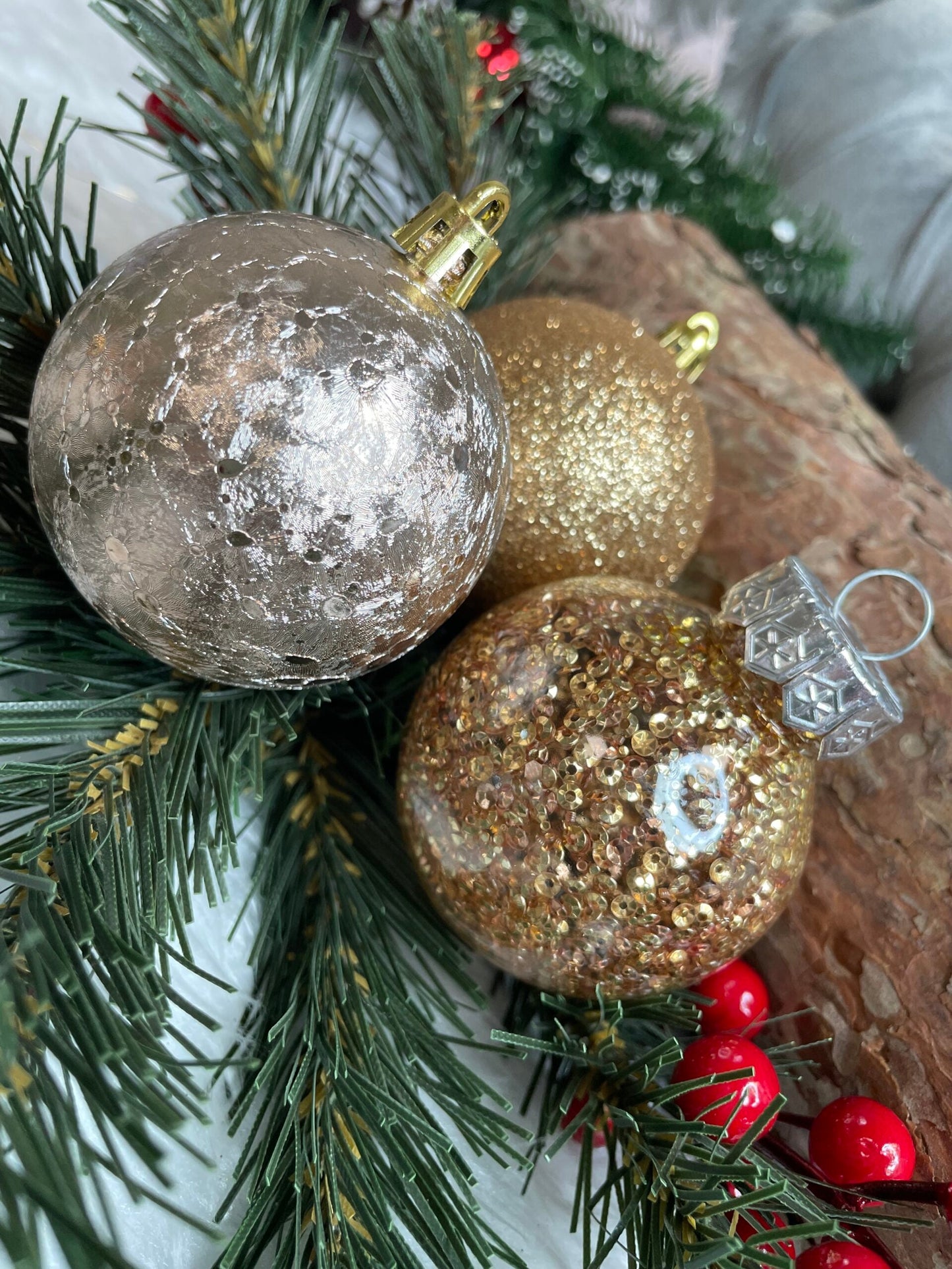 Set globuri de Craciun Inedit, 30 bucati, 6cm, transparente si aramiu