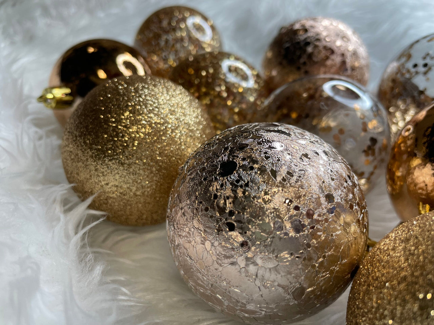 Set globuri de Craciun Inedit, 30 bucati, 6cm, transparente si aramiu