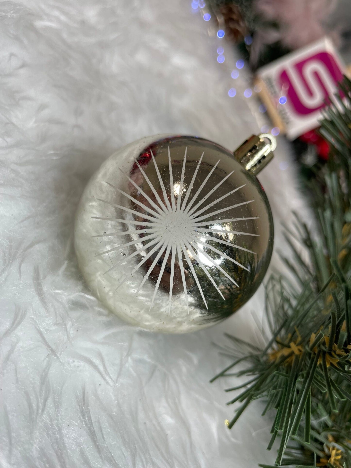 Set globuri si decoratiuni de Craciun, 70 piese, diverse dimensiuni, auriu si crem