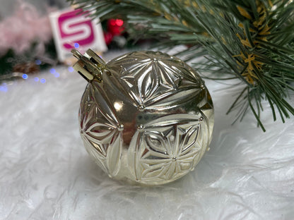 Set globuri si decoratiuni de Craciun, 70 piese, diverse dimensiuni, auriu si crem