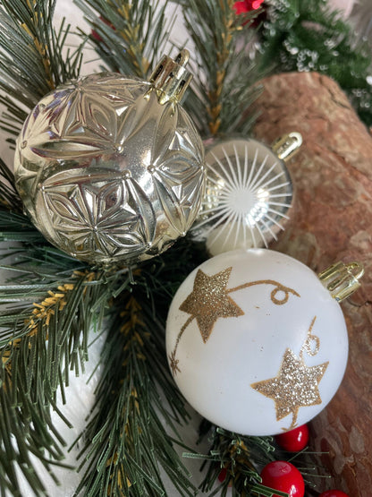 Set globuri si decoratiuni de Craciun, 70 piese, diverse dimensiuni, auriu si crem