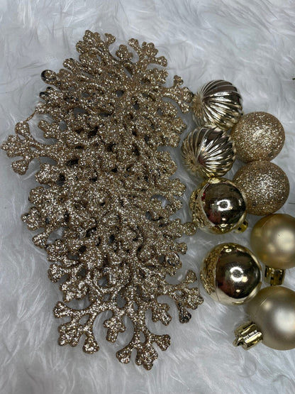 Set globuri si decoratiuni de Craciun, 70 piese, diverse dimensiuni, auriu si crem