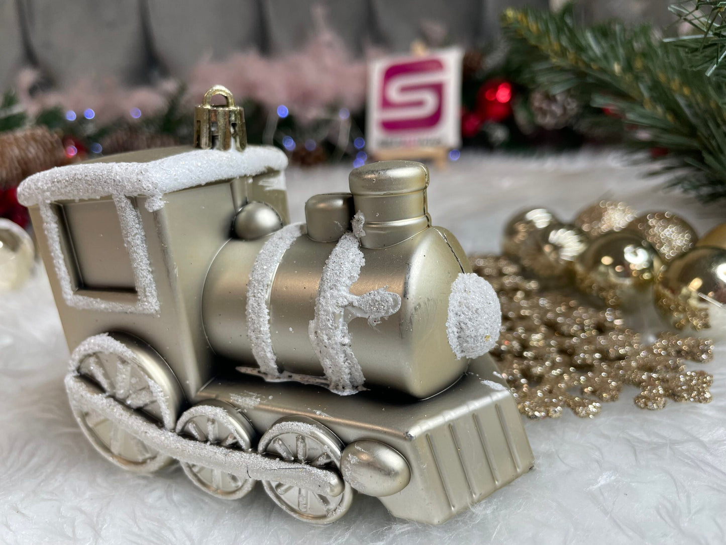 Set globuri si decoratiuni de Craciun, 70 piese, diverse dimensiuni, auriu si crem