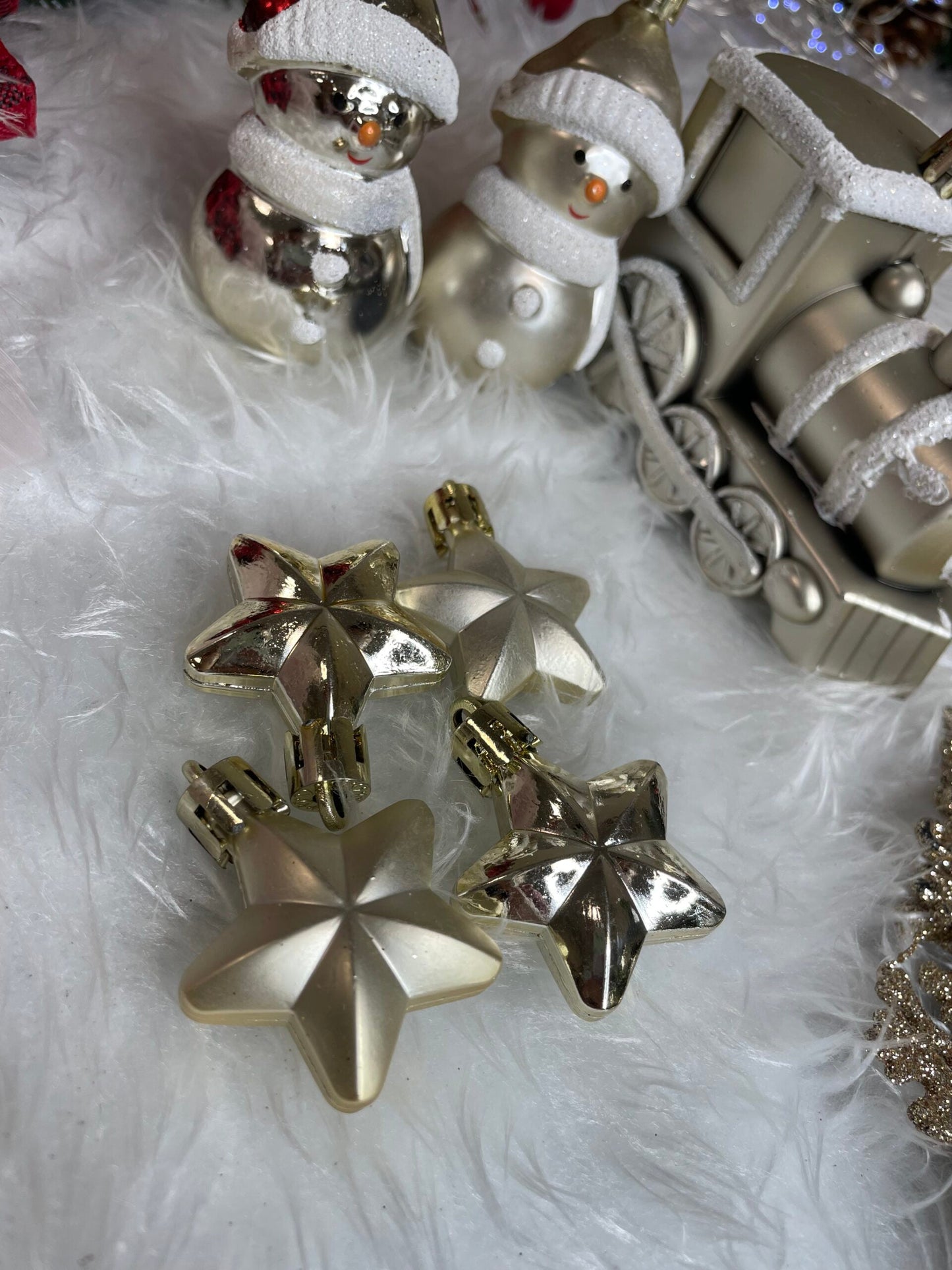 Set globuri si decoratiuni de Craciun, 70 piese, diverse dimensiuni, auriu si crem