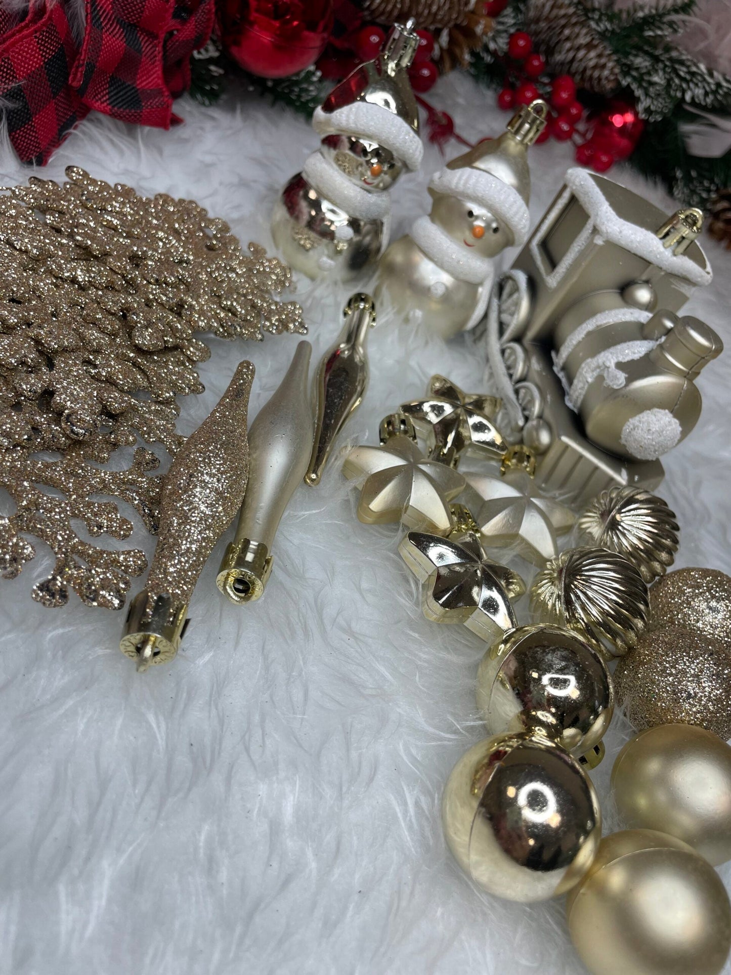 Set globuri si decoratiuni de Craciun, 70 piese, diverse dimensiuni, auriu si crem