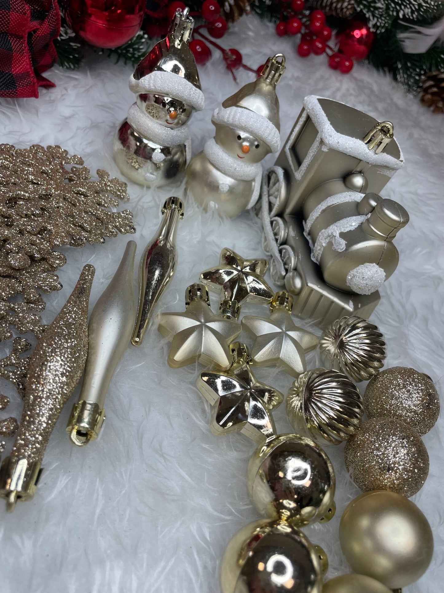 Set globuri si decoratiuni de Craciun, 70 piese, diverse dimensiuni, auriu si crem