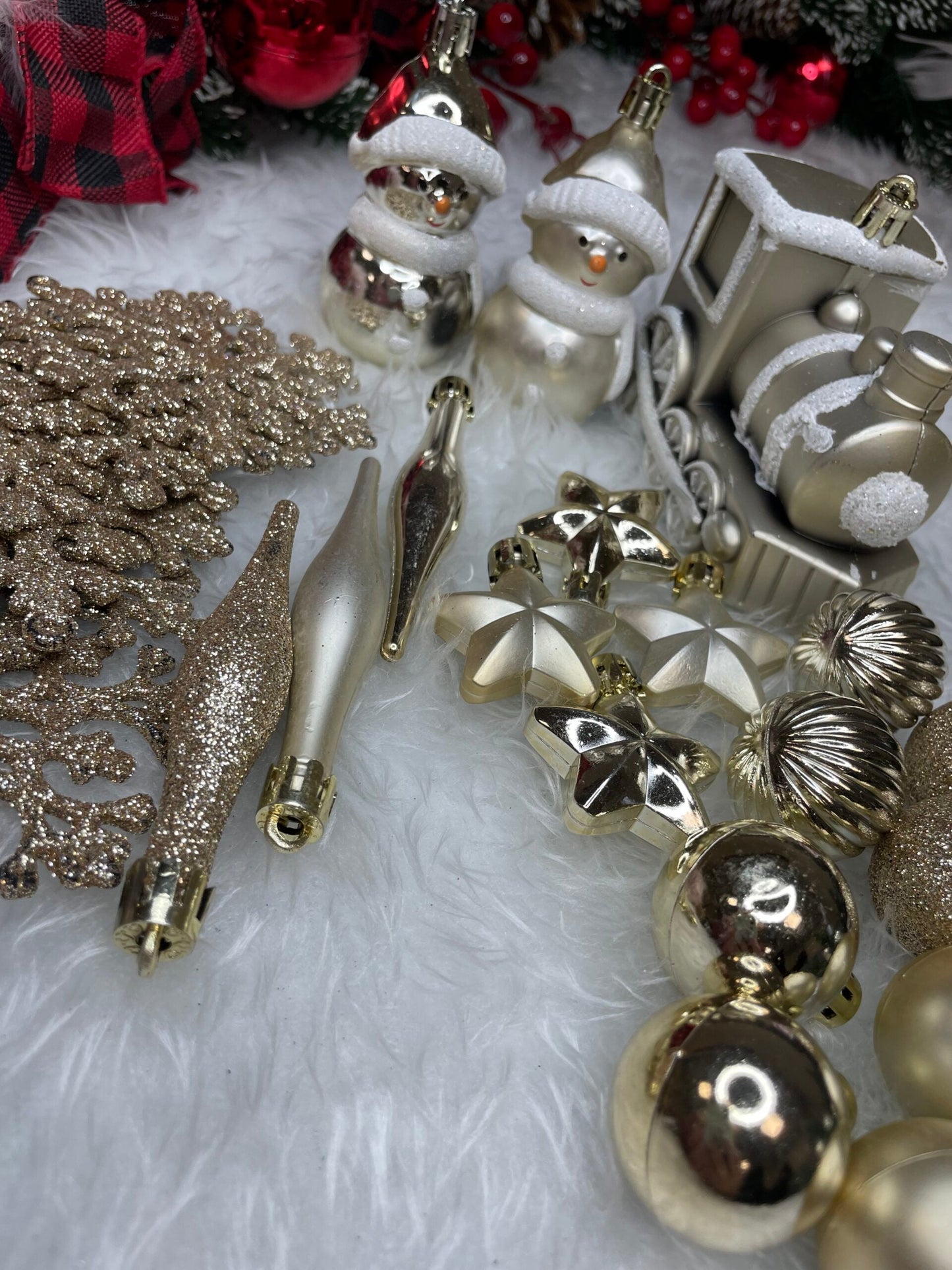 Set globuri si decoratiuni de Craciun, 70 piese, diverse dimensiuni, auriu si crem