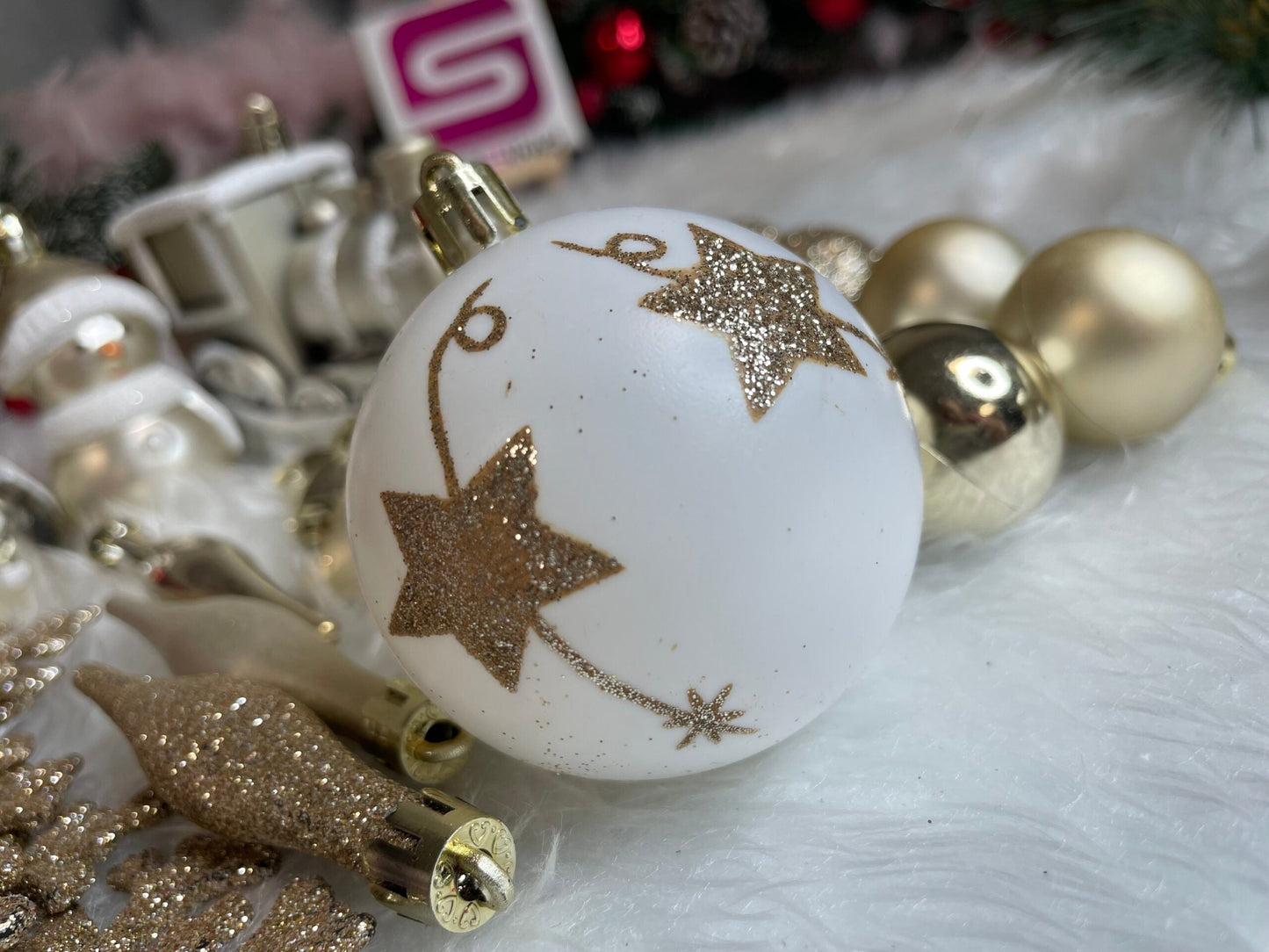 Set globuri si decoratiuni de Craciun, 70 piese, diverse dimensiuni, auriu si crem