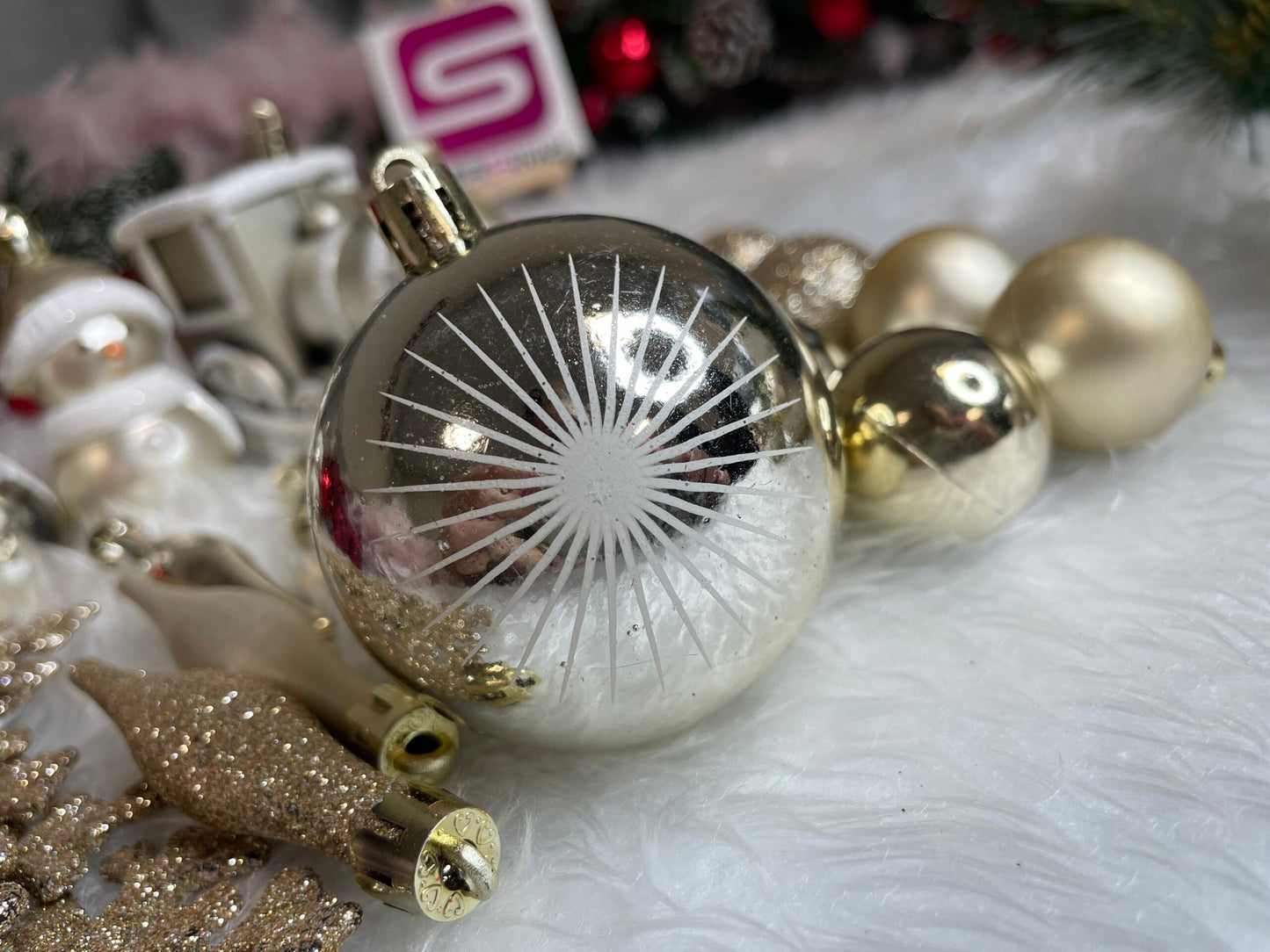 Set globuri si decoratiuni de Craciun, 70 piese, diverse dimensiuni, auriu si crem