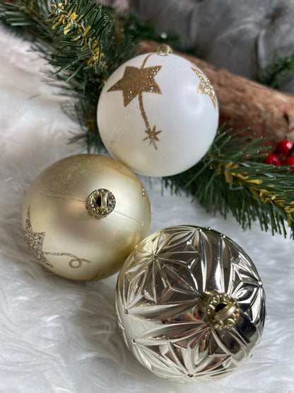 Set globuri si decoratiuni de Craciun, 70 piese, diverse dimensiuni, auriu si crem