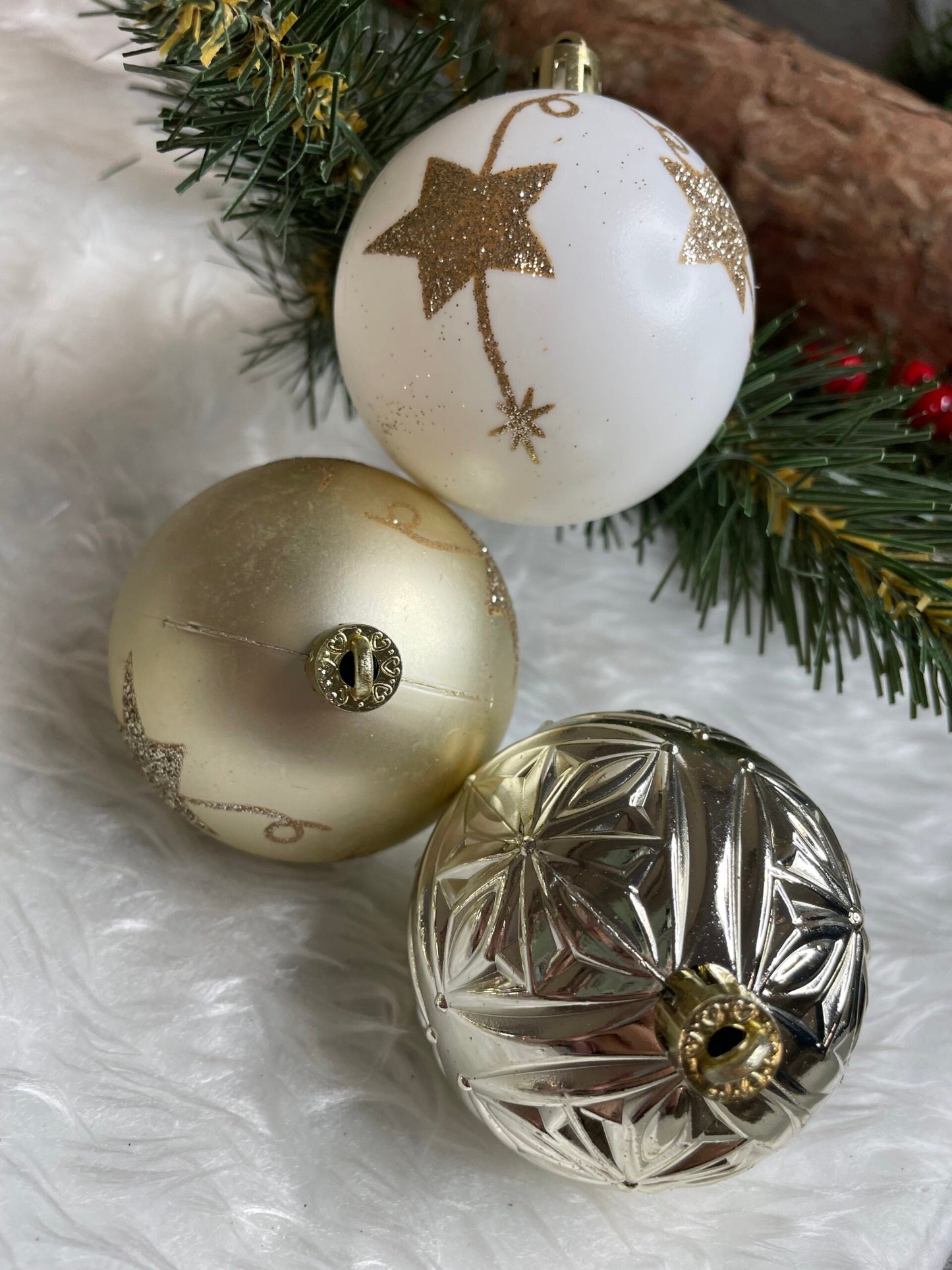 Set globuri si decoratiuni de Craciun, 70 piese, diverse dimensiuni, auriu si crem