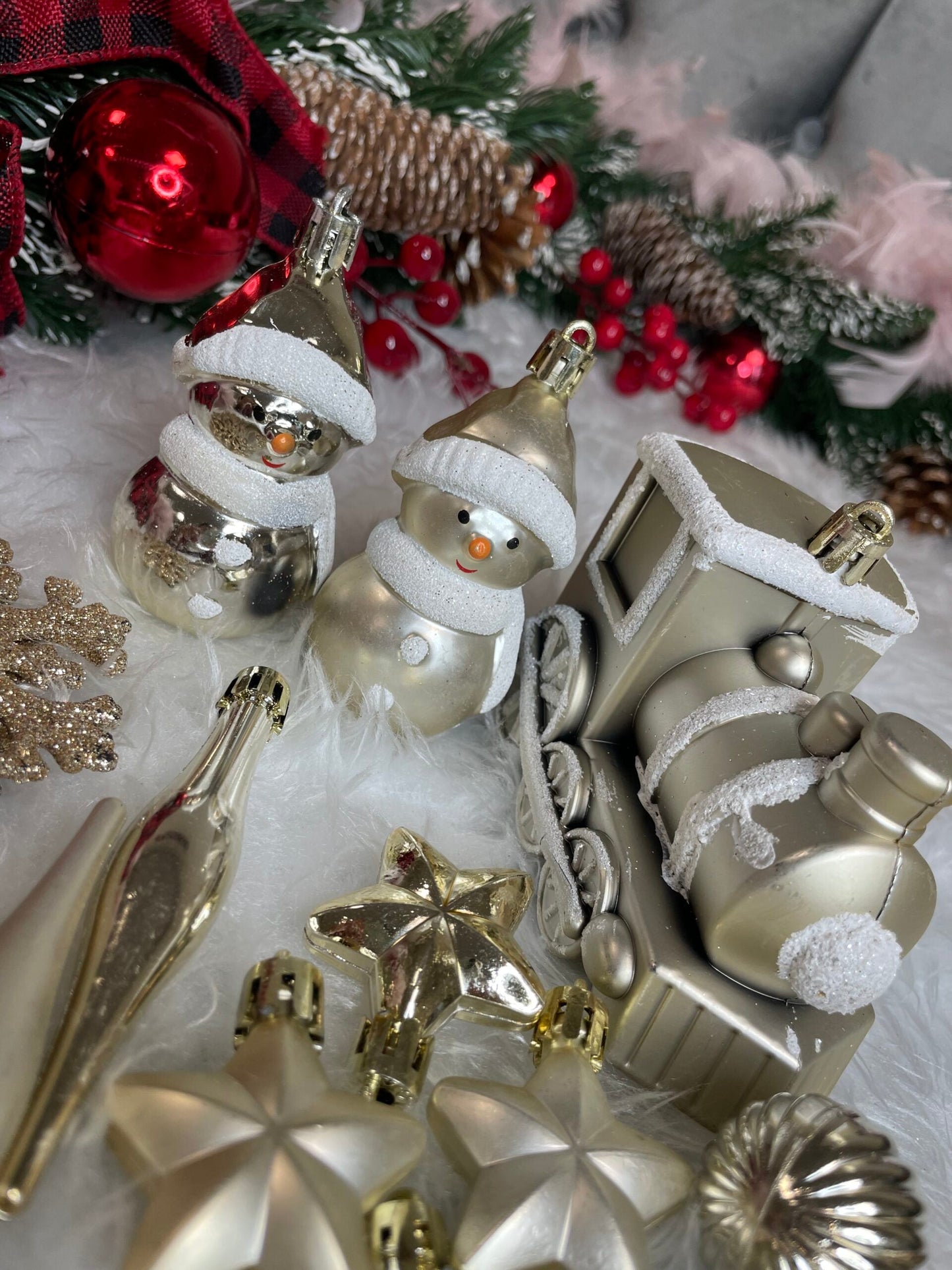 Set globuri si decoratiuni de Craciun, 70 piese, diverse dimensiuni, auriu si crem