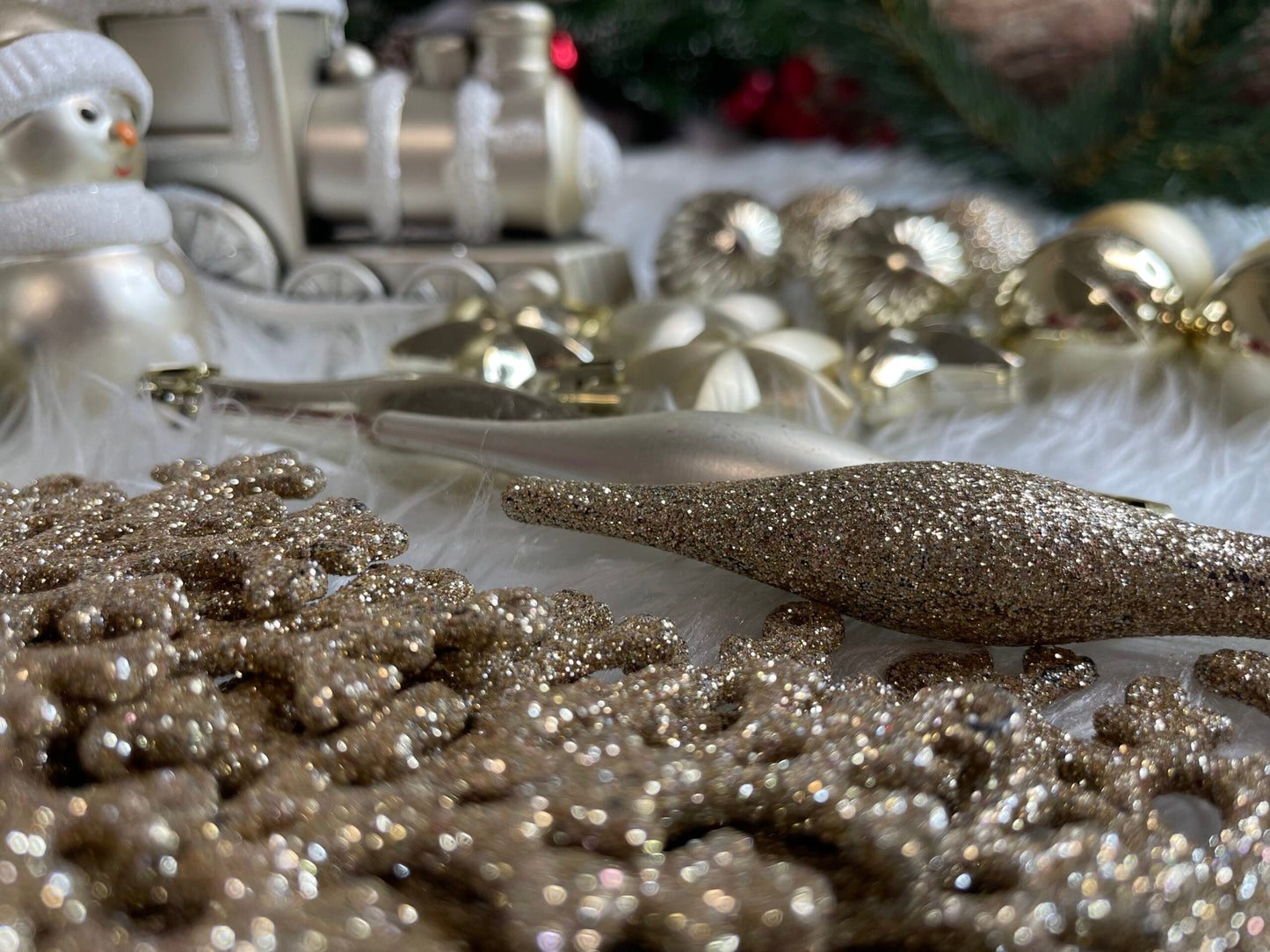 Set globuri si decoratiuni de Craciun, 70 piese, diverse dimensiuni, auriu si crem