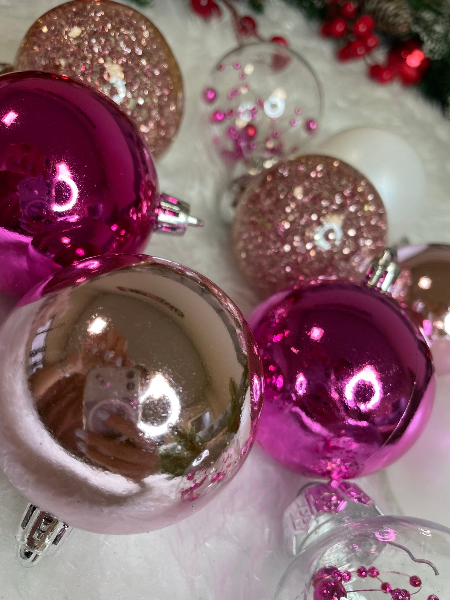 Set globuri de Craciun Inedit, 30 bucati, 6cm, transparente si roz