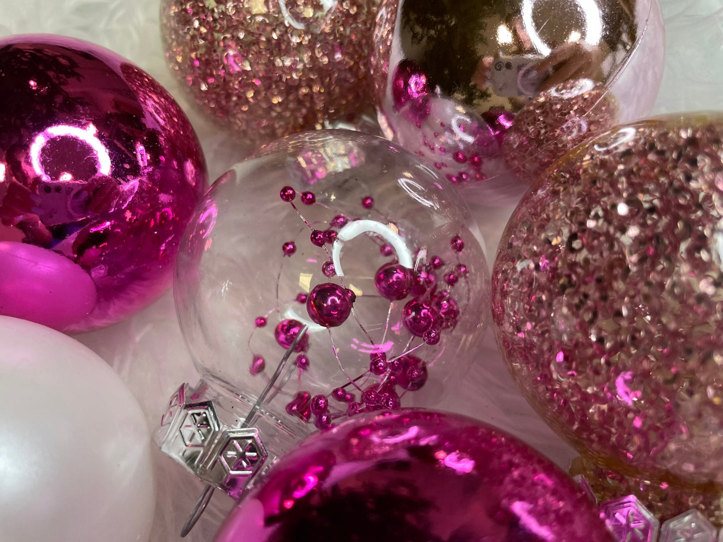 Set globuri de Craciun Inedit, 30 bucati, 6cm, transparente si roz