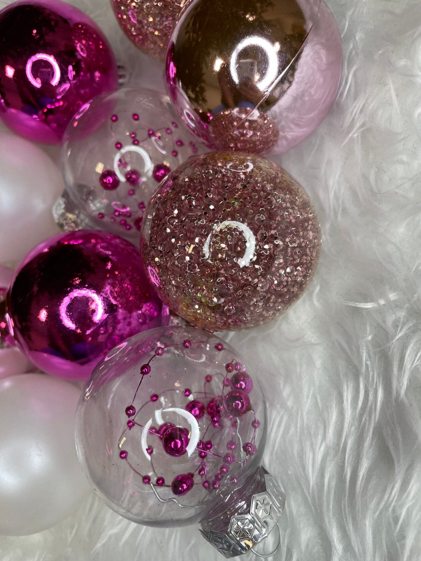 Set globuri de Craciun Inedit, 30 bucati, 6cm, transparente si roz