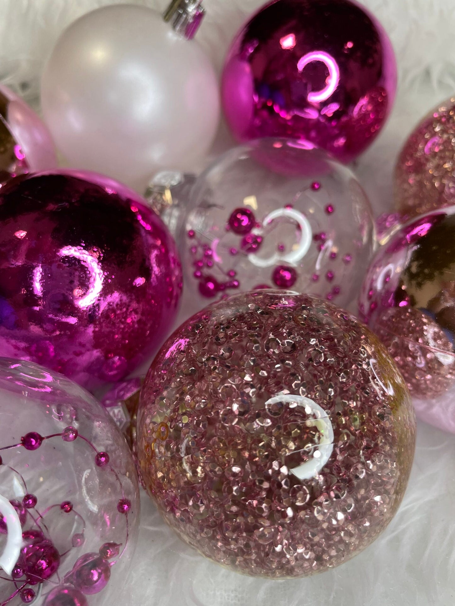 Set globuri de Craciun Inedit, 30 bucati, 6cm, transparente si roz