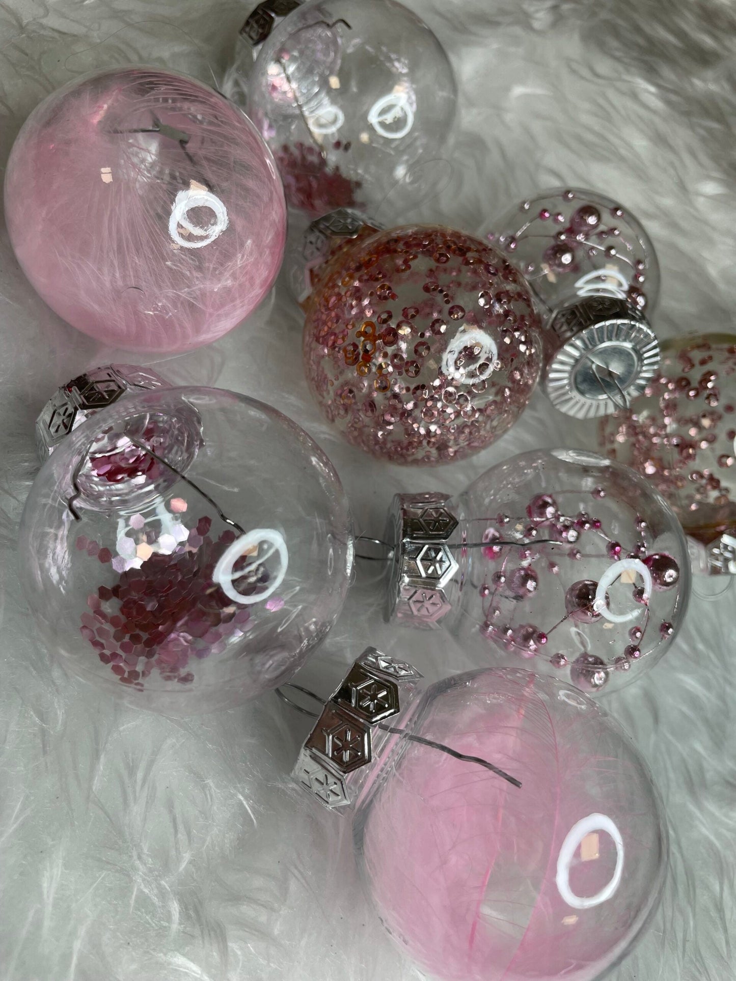 Set globuri de Craciun Inedit, 24 bucati, 5cm, transparente si roz pal