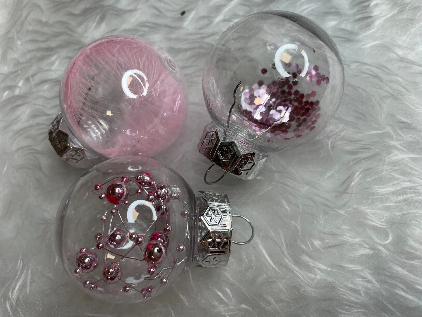 Set globuri de Craciun Inedit, 24 bucati, 5cm, transparente si roz pal