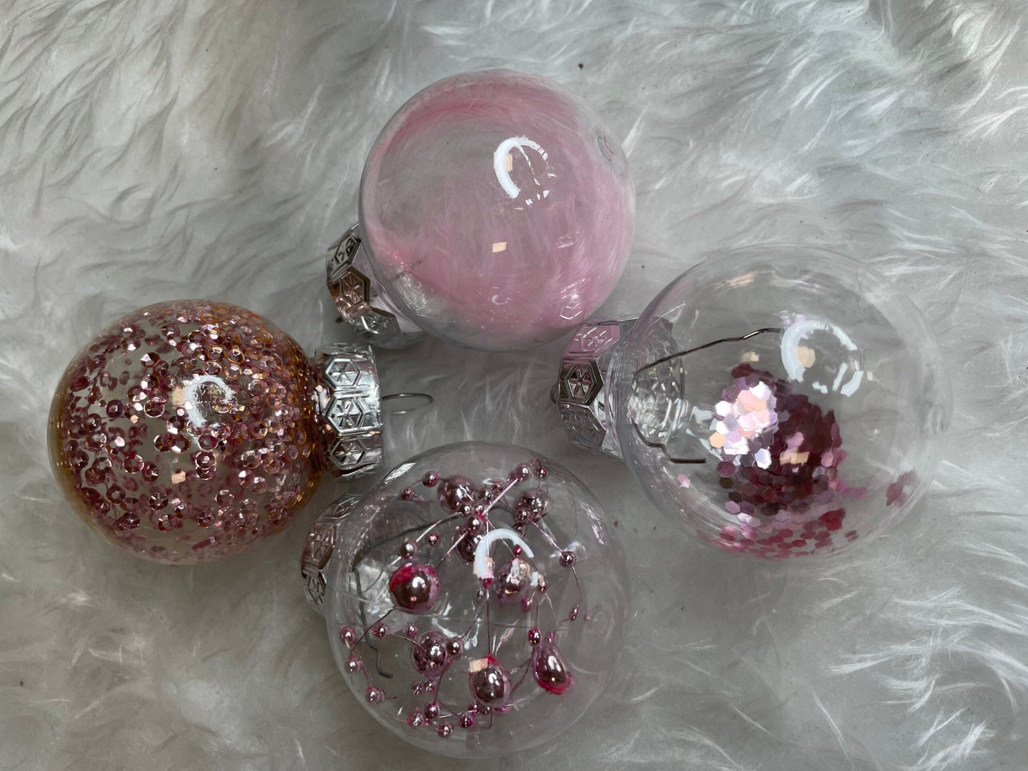 Set globuri de Craciun Inedit, 24 bucati, 5cm, transparente si roz pal