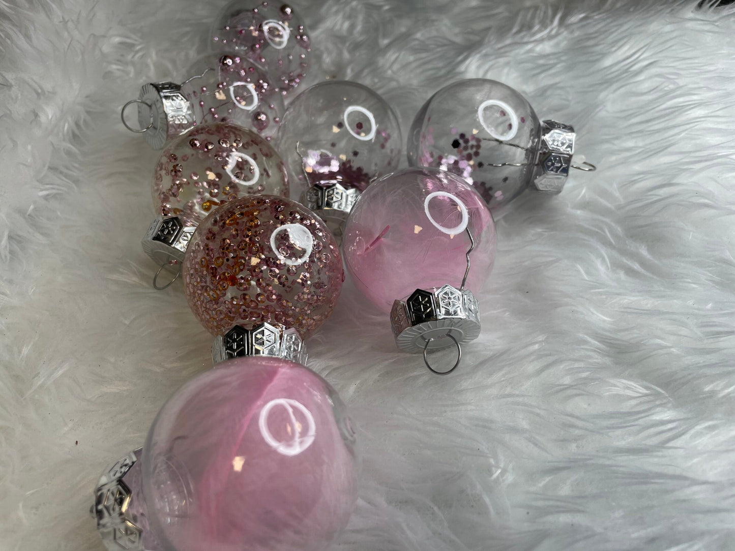 Set globuri de Craciun Inedit, 24 bucati, 5cm, transparente si roz pal