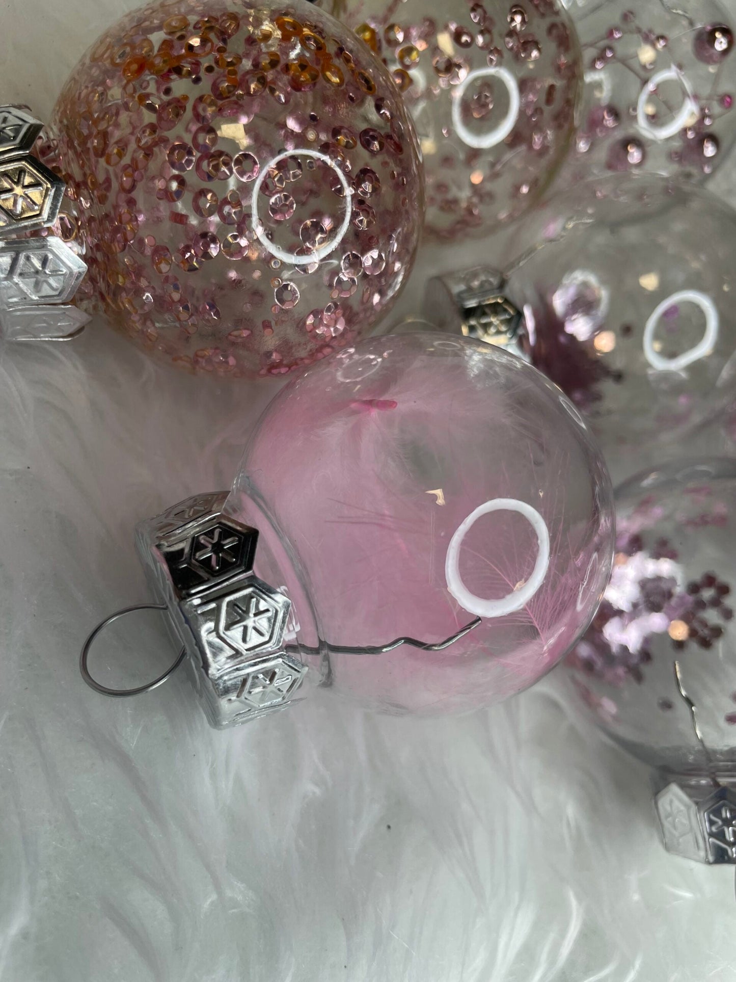 Set globuri de Craciun Inedit, 24 bucati, 5cm, transparente si roz pal