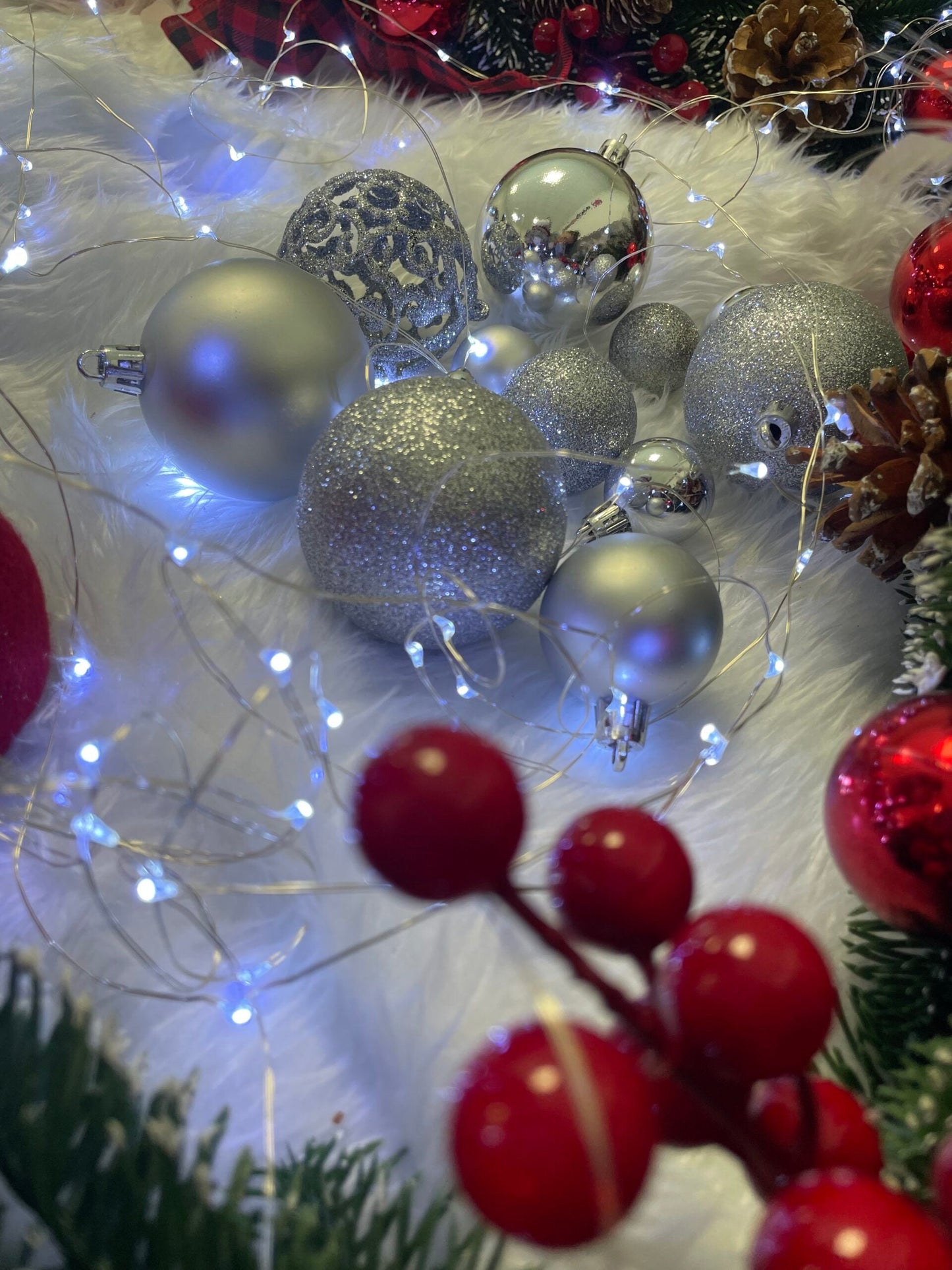Set globuri si decoratiuni de Craciun, 100 piese, diverse dimensiuni cu stea, argintiu