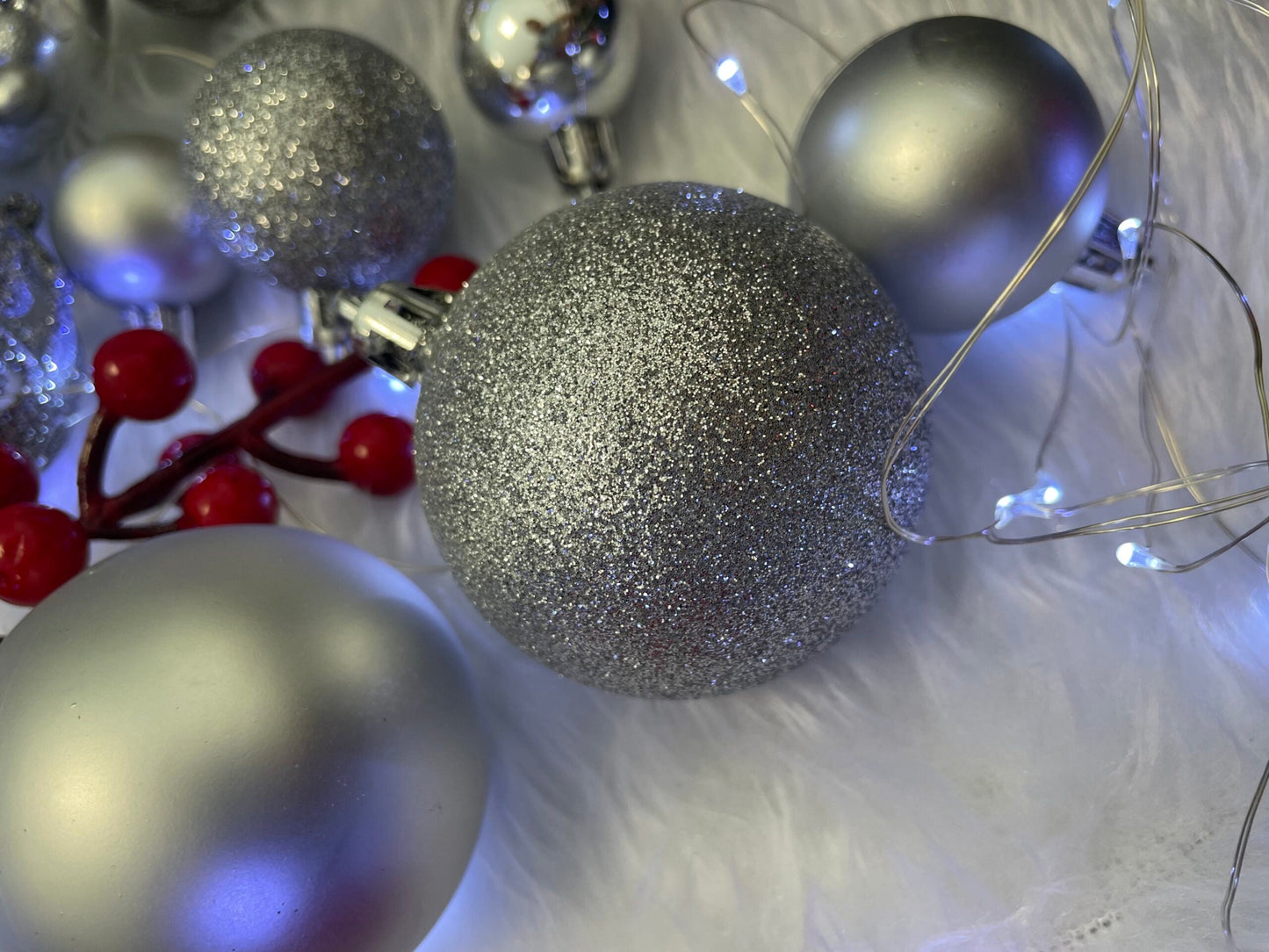 Set globuri si decoratiuni de Craciun, 100 piese, diverse dimensiuni cu stea, argintiu