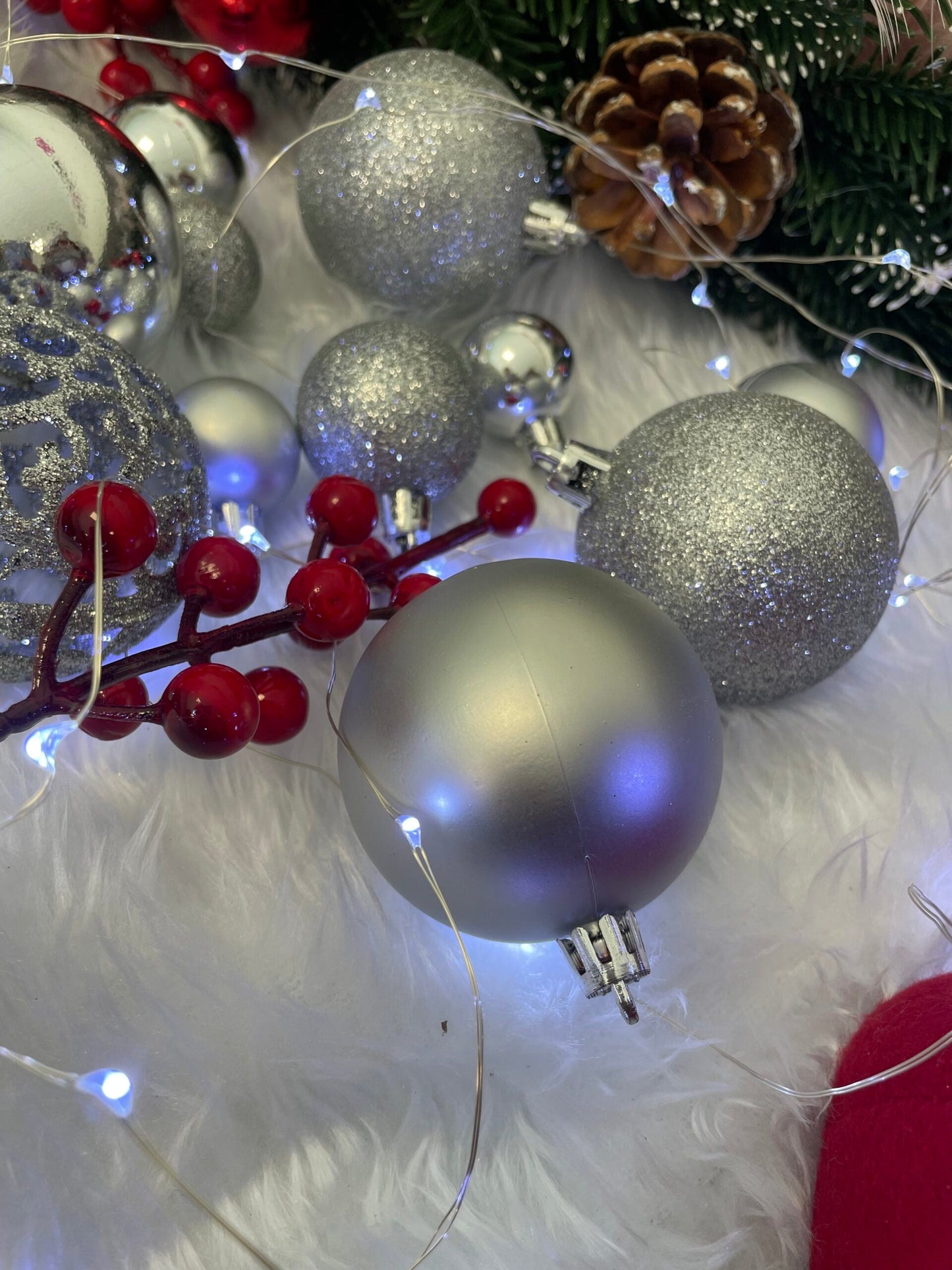 Set globuri si decoratiuni de Craciun, 100 piese, diverse dimensiuni cu stea, argintiu