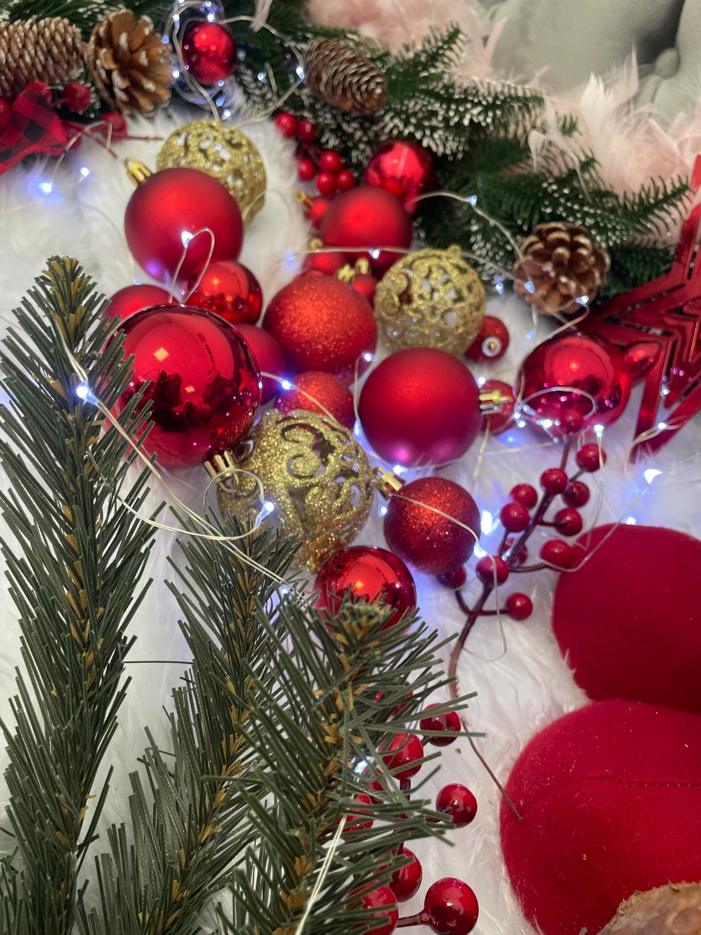 Set globuri de Craciun, 100 bucati, 3-6cm, rosu auriu