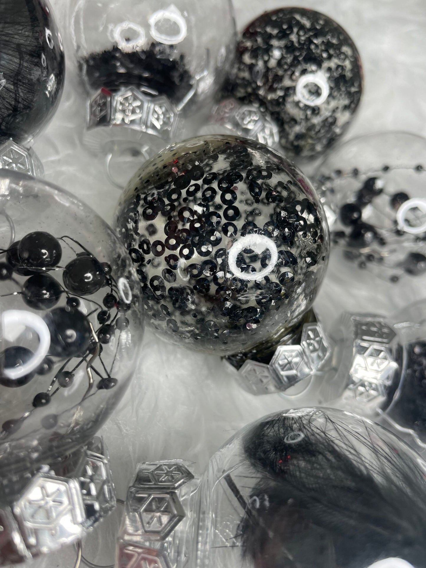 Set globuri de Craciun Inedit, 24 bucati, 5cm, transparente cu interior negru