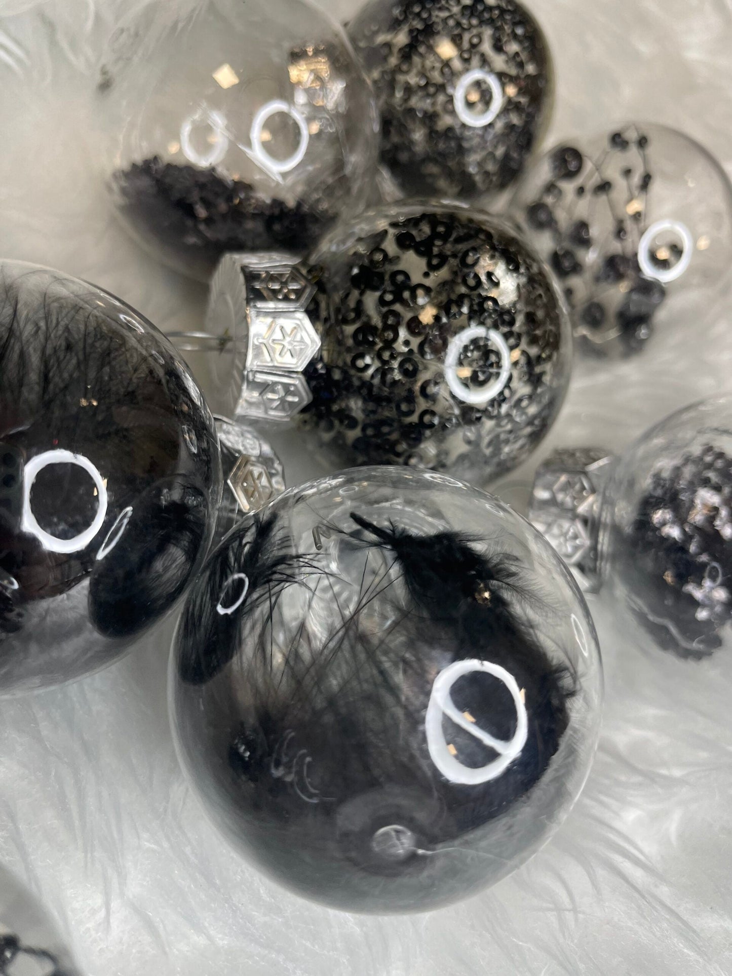 Set globuri de Craciun Inedit, 24 bucati, 5cm, transparente cu interior negru
