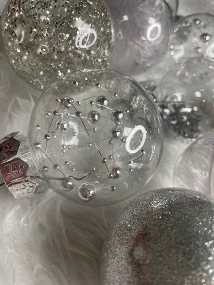 Set globuri de Craciun Inedit, 30 bucati, 6cm, transparente si argintiu