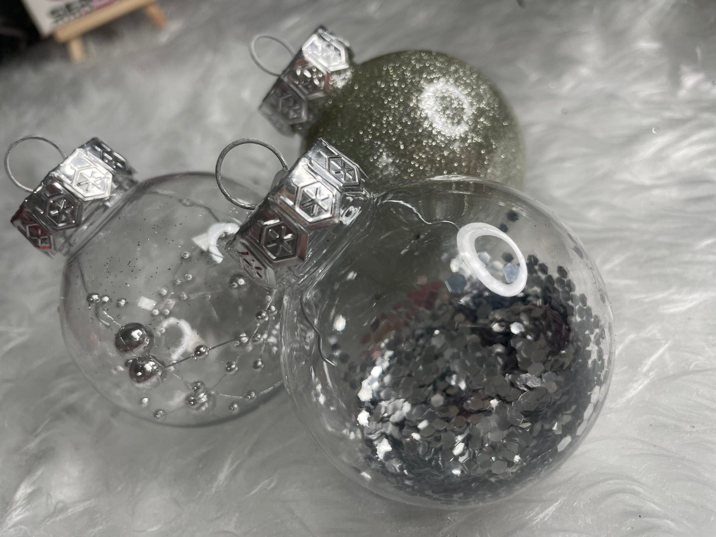 Set globuri de Craciun Inedit, 30 bucati, 6cm, transparente si argintiu