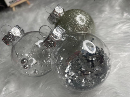 Set globuri de Craciun Inedit, 30 bucati, 6cm, transparente si argintiu