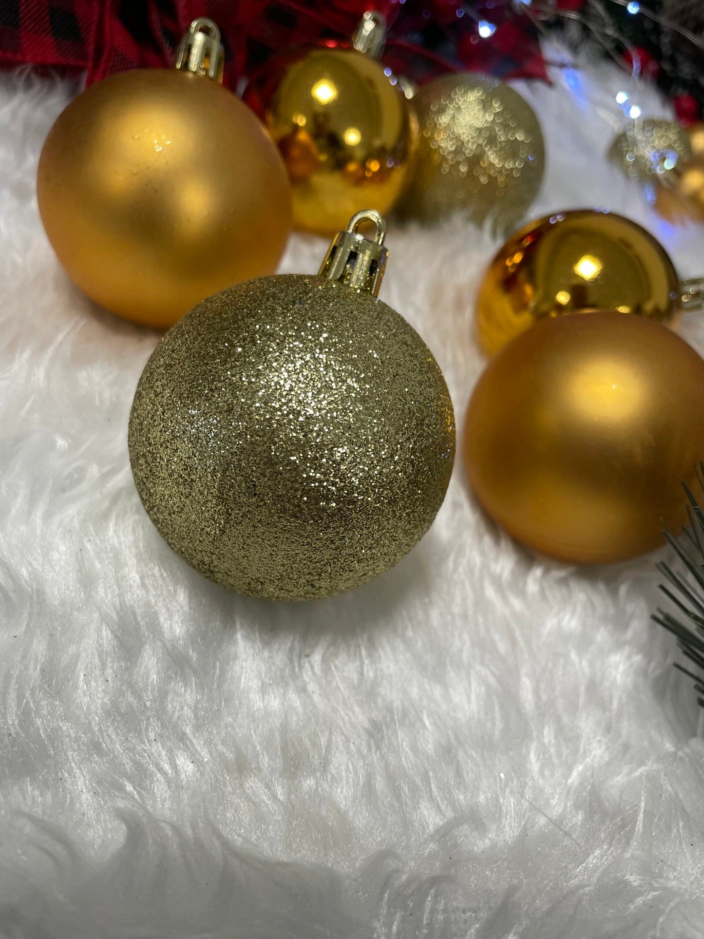 Set globuri si decoratiuni de Craciun, 100 piese, diverse dimensiuni cu stea, auriu